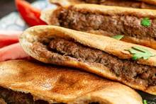 رغيف حواوشي لحم بالموتزاريلا